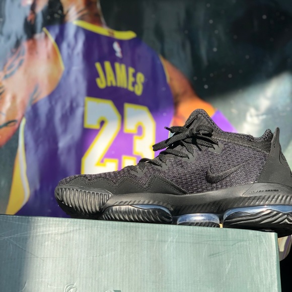 Men’s Nike Lebron 16 low Triple black - Picture 4 of 4